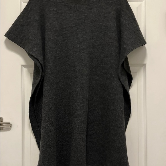Gray poncho made me Italy 🇮🇹 - Picture 2 of 8